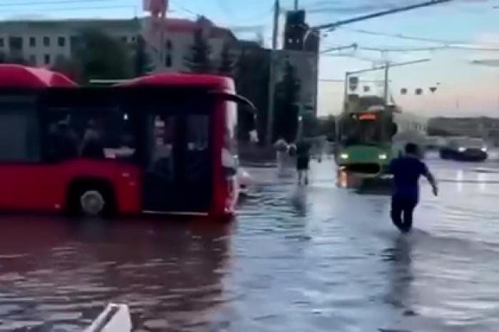 Потопы из-за ливней в российском городе попали на видео