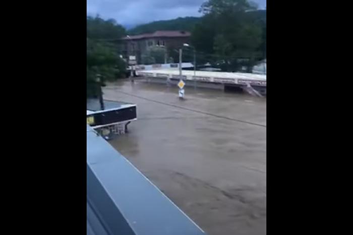 Появилось видео затопления трассы Джубга — Сочи