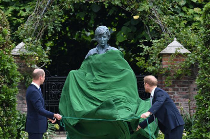 Принц Гарри и принц Уильям открыли памятник принцессе Диане