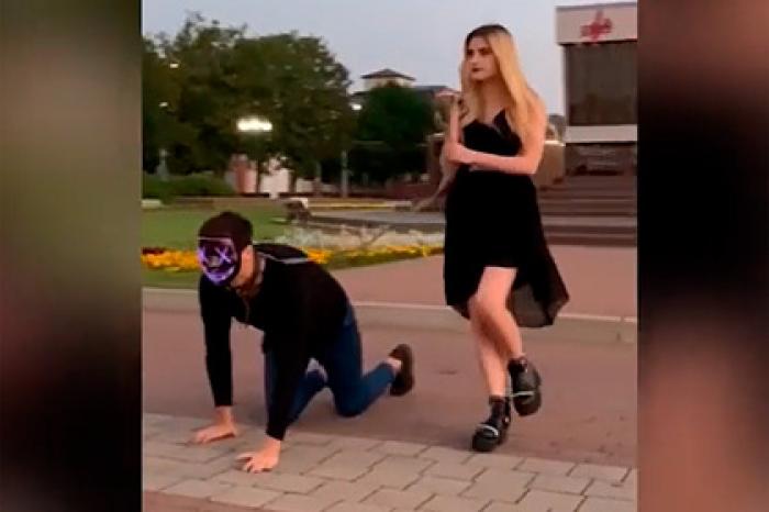 Российская блогерша «выгуляла» бойфренда на поводке и столкнулась с угрозами