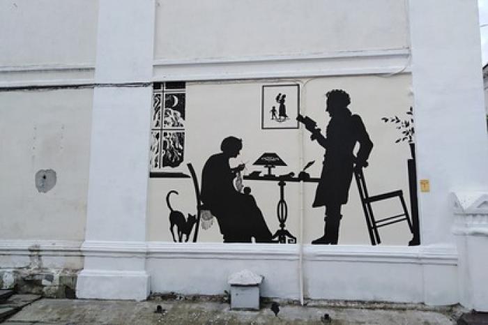 Стену старинного дома в Смоленске украсило изображение Пушкина