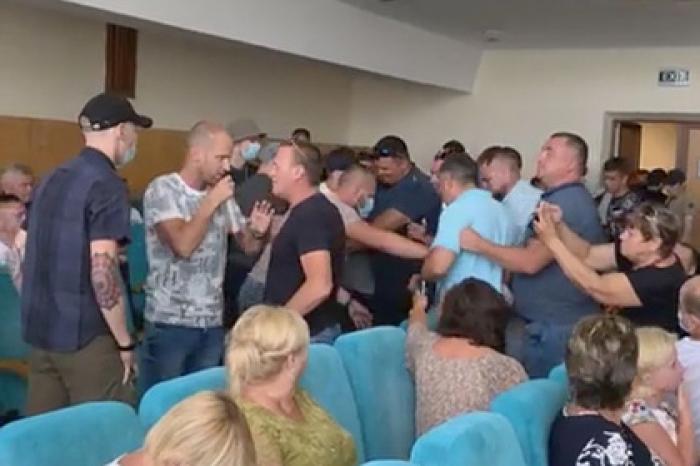 Украинские депутаты подрались с националистами из-за стихийной свалки