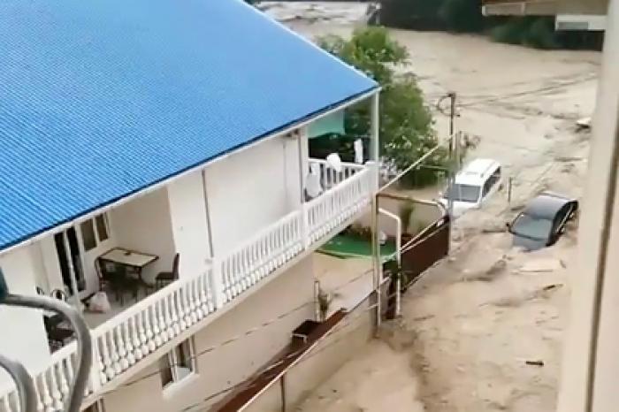 Унесенную потоком воды машину в Сочи сняли на видео