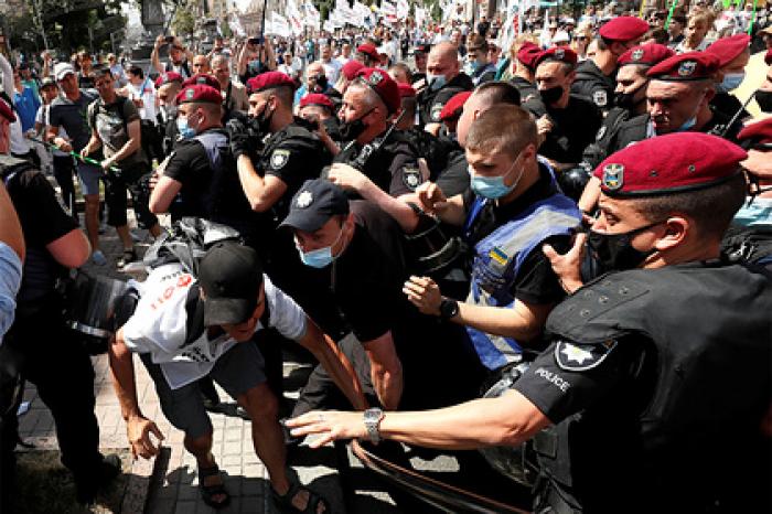 У Верховной Рады начались столкновения между бывшими силовиками и полицией