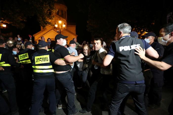 В Грузии начался митинг после смерти избитого противниками ЛГБТ оператора