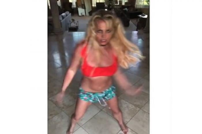 В новом видео Бритни Спирс со странными танцами увидели просьбу о помощи