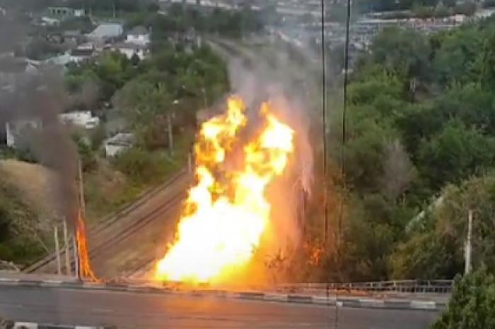 В России грузовик рухнул с моста на газовую трубу и вызвал мощный пожар