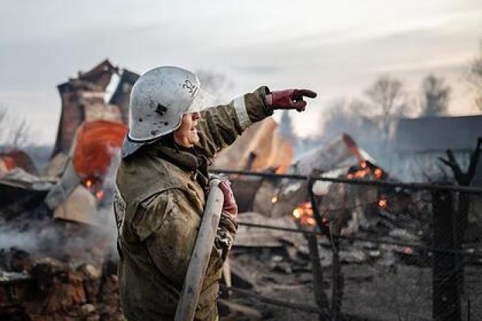 В России при пожаре в частном доме погибли пять взрослых и ребенок