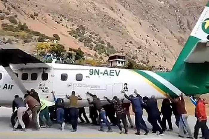 Пассажиры подтолкнули застрявший в аэропорту самолет и попали на видео