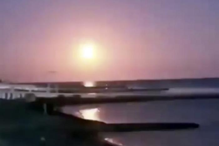 Сгоревший в ночном небе метеорит в российском городе попал на видео