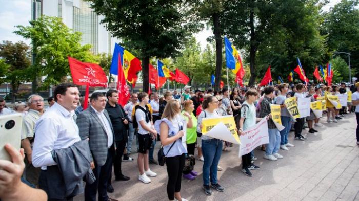 Zeci de susținători ai Partidului Socialiștilor au protestat în fața Parlamentului