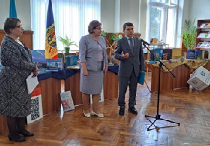 AMBASADA KAZAHSTANULUI I-A TRANSMIS BIBLIOTECII NAȚIONALE UN LOT DE CĂRȚI CONŢINÂND PESTE 30 DE TITLURI