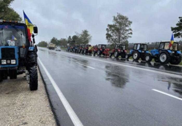 FERMIERII-PROTESTATARI AMENINŢĂ CĂ VOR CONTINUA PROTESTELE LA CHIŞINĂU CU MOBILIZAREA TEHNICII AGRICOLE