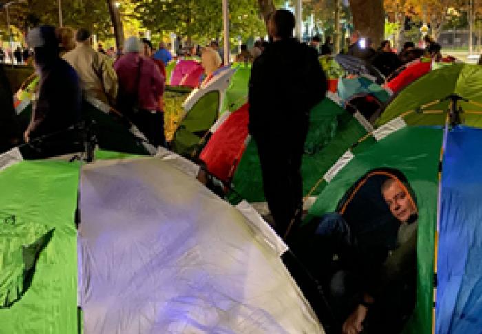 NU MAI PUŢIN DE 300 DE PROTESTATARI AU PETRECUT PRIMA NOAPTE ÎN CORTURILE DE LÂNGĂ PARLAMENT