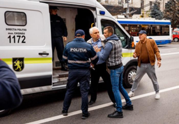 ORGANIZATORII PROTESTELOR DIN CHIȘINĂU CARE AU FOST REȚINUȚI DE POLIȚIE AU FOST ELIBERAŢI