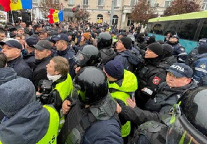 POLIȚIA A INFORMAT DESPRE REŢINEREA A 65 DE PERSOANE CU „COMPORTAMENT SUSPECT” ÎN TIMPUL PROTESTELOR DE LA CHIȘINĂU