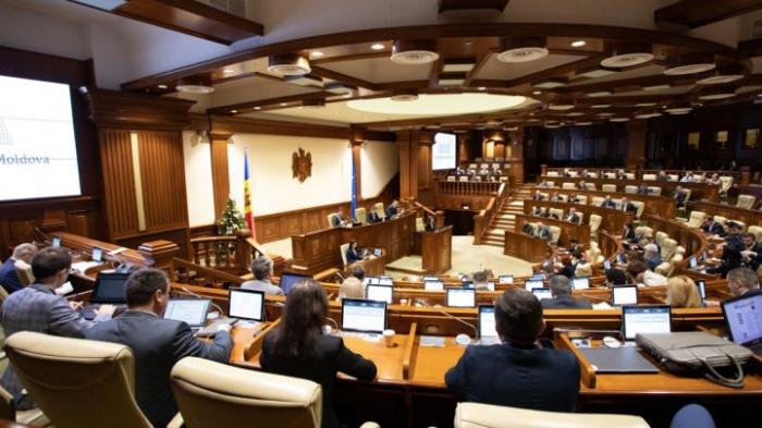 Deputaţii, cu gândul la vacanţă. Când încheie Parlamentul sesiunea de toamnă