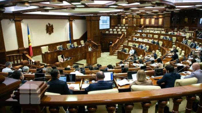 Mai mulți deputați din opoziție, SANCȚIONAȚI. Li s-au scos până la 75% din salariu şi din indemnizația lunară neimpozabilă