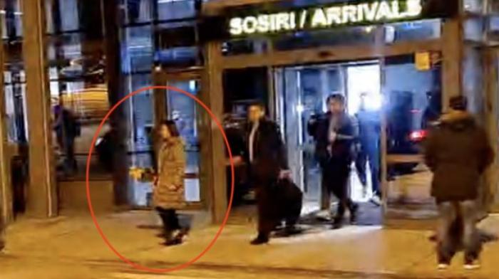 Așteptată cu un buchet de trandafiri. Maia Sandu, surprinsă de Crăciun pe Aeroportul din Oradea (VIDEO)