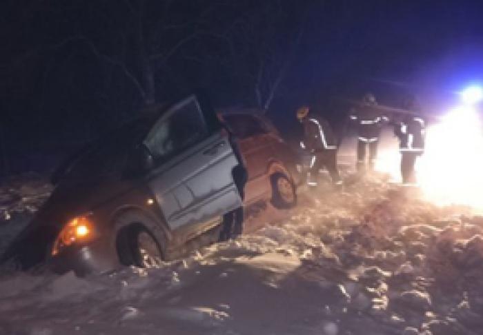 DIN CAUZA ZĂPEZII ȘI GHEȚUŞULUI, MAI MULTE ACCIDENTE S-AU PRODUS LA SFÂRŞITUL SĂPTĂMÂNII TRECUTE