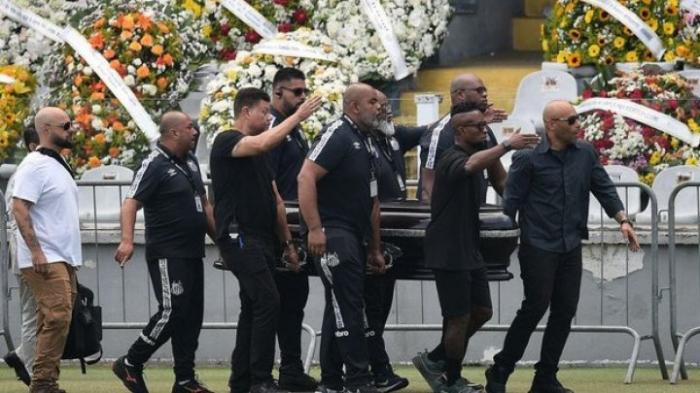 В Бразилии прощаются с легендарным футболистом Пеле: церемония продлится сутки