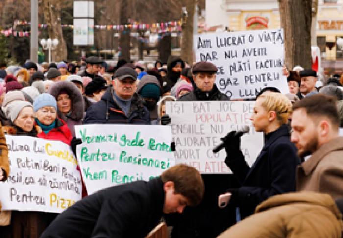 (VIDEO) PROTEST AL VÂRSTNICILOR ÎN CENTRUL CHIŞINĂULUI, CARE AU CERUT DEMISIA PREŞEDINTELUI