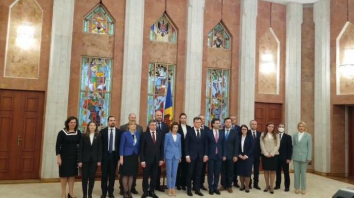 De la Parlament la Preşedinţie. Miniştrii Guvernului Recean au depus jurământul de credinţă