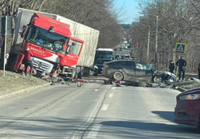 ÎNTR-UN ACCIDENT TERIBIL PRODUS ÎN CHIŞINĂU A MURIT ŞOFERUL UNUI AUTOMOBIL TESLA CARE S-A TAMPONAT CU UN CAMION