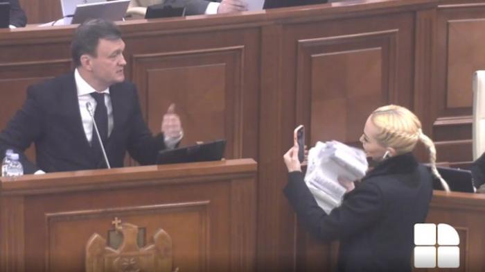 Show la ședința Parlamentului. Recean, filmat cu telefonul de Tauber. Igor Grosu: Doamna are altă misiune (VIDEO)