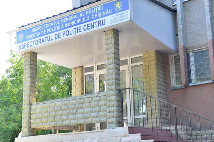 (VIDEO) DOI POLITIŞTI AU FOST REŢINUŢI SUB SUSPICIUNEA CĂ AU FURAT BANI DIN CONTUL PERSOANEI PE CARE O CERCETAU