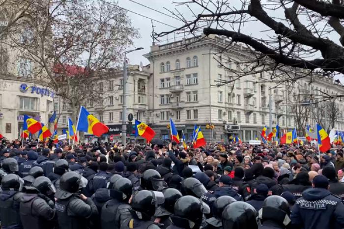 (VIDEO) MII DE MANIFESTANŢI PARTICIPĂ LA UN PROTEST ÎN CENTRUL CHIȘINĂULUI