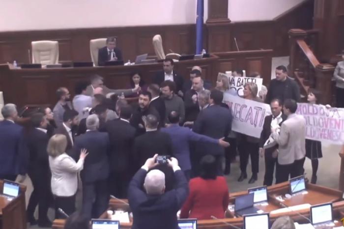 (VIDEO) ​ÎN TEXTUL LEGILOR, INCLUSIV ÎN CONSTITUȚIE, SINTAGMA „LIMBA MOLDOVENEASCĂ” VA FI ÎNLOCUITĂ CU „LIMBA ROMÂNĂ”