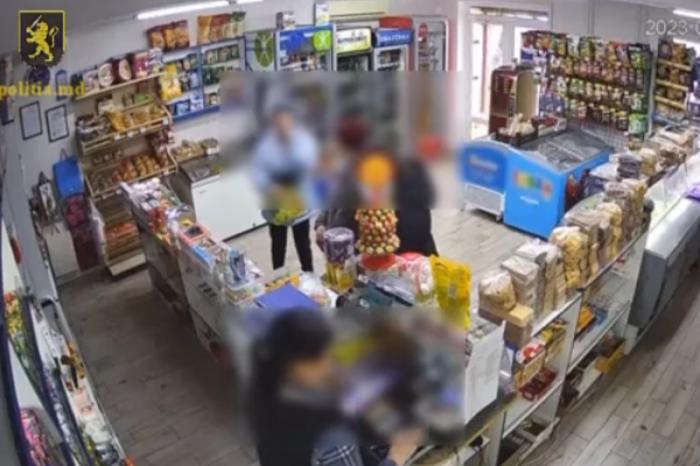 (VIDEO) UN TÂLHAR DIN BĂLŢI INTENȚIONA SĂ FURE CASA CU BANI DIN SUPERMARKET, DAR A FURAT CÂNTARUL