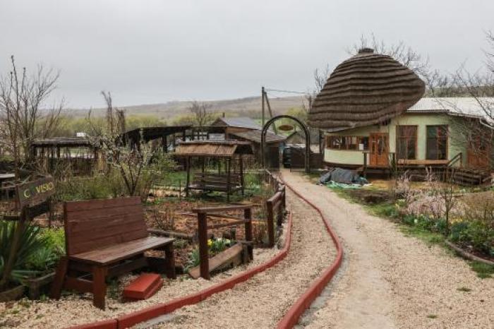 Premierul Dorin Recean a vizitat comunitatea ecologică din satul Râșcova, „EcoVillage Moldova” - un concept nou despre cum poate fi construită o afacere cu muncă, dedicație și efort comunitar