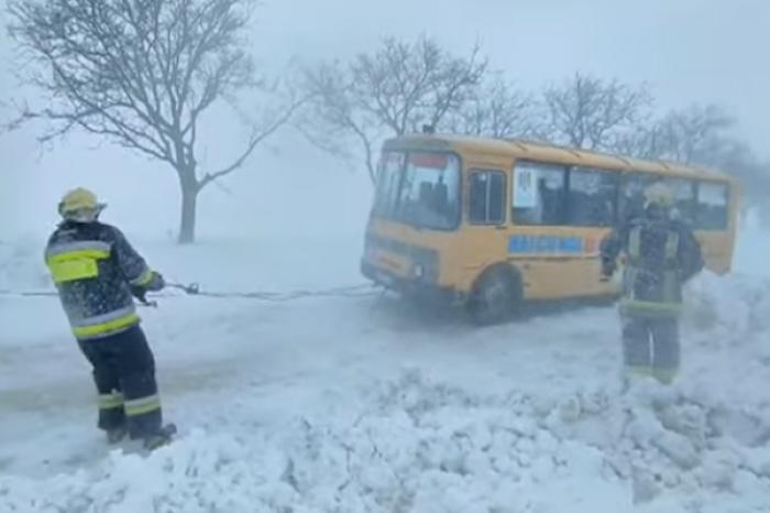 (VIDEO) SALVATORII AU DEBLOCAT DIN ZĂPADĂ UN AUTOBUZ ŞCOLAR, ÎN NORDUL MOLDOVEI