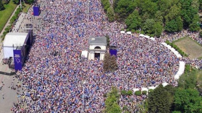 BREAKING NEWS: Rezoluție aprobată UNANIM la miting. Aderarea la UE ar putea fi în Constituție (FOTO)