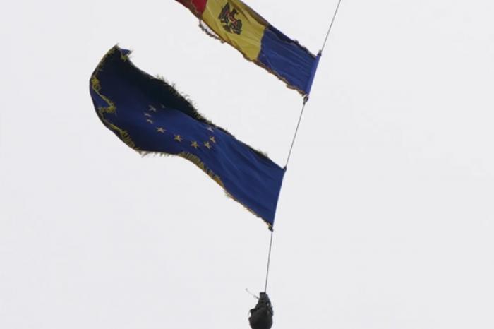 EXERCIȚIILE MOLDO-POLONEZE S-AU ÎNCHEIAT CU ZBORUL UNUI „BLACK HAWK” CU DRAPELELE MOLDOVEI ȘI UE DEASUPRA CHIȘINĂLUI