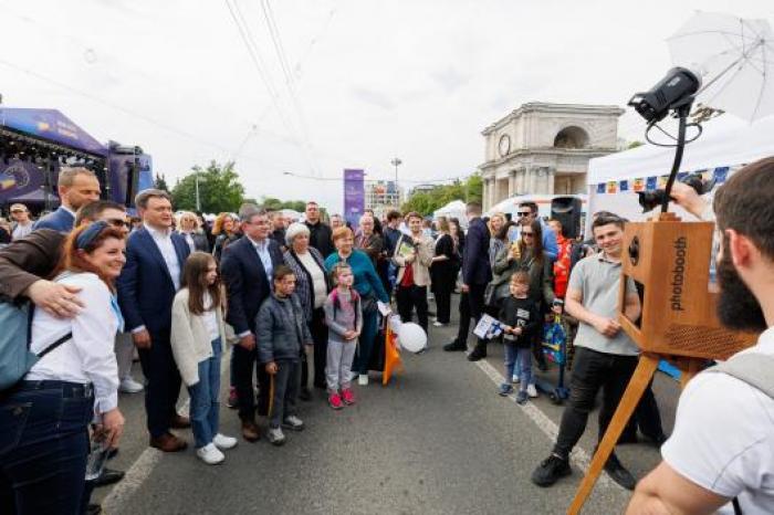 Guvernul - în dialog cu cetățenii în Orășelul European, inaugurat în Piața Marii Adunări Naționale