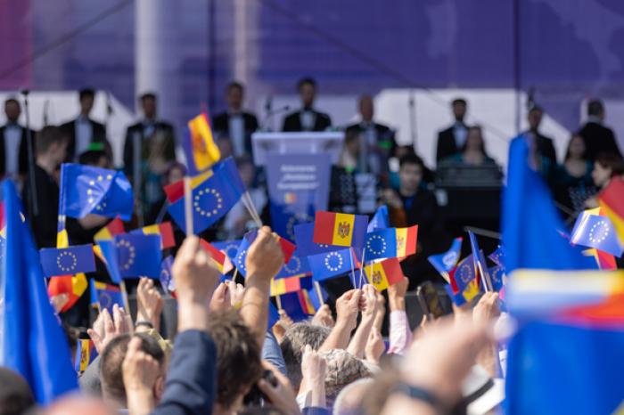 PARTICIPANŢII LA ADUNAREA "MOLDOVA EUROPEANĂ" S-AU PRONUNŢAT PENTRU INCLUDEREA ÎN CONSTITUŢIE A UNOR AMENDAMENTE PRIVIND IREVERSIBILITATEA CURSULUI DE INTEGRARE EUROPEANĂ