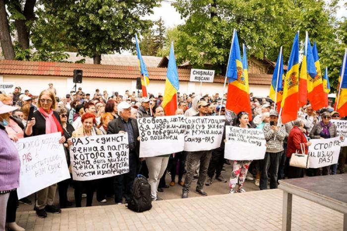 (VIDEO) SUTE DE SIMPATIZANŢI AI PARTIDULUI „ŞOR” AU PICHETAT CURTEA CONSTITUȚIONALĂ ÎN SEMN DE PROTEST FAȚĂ DE POSIBILA INTERZICERE A FORMAŢIUNII