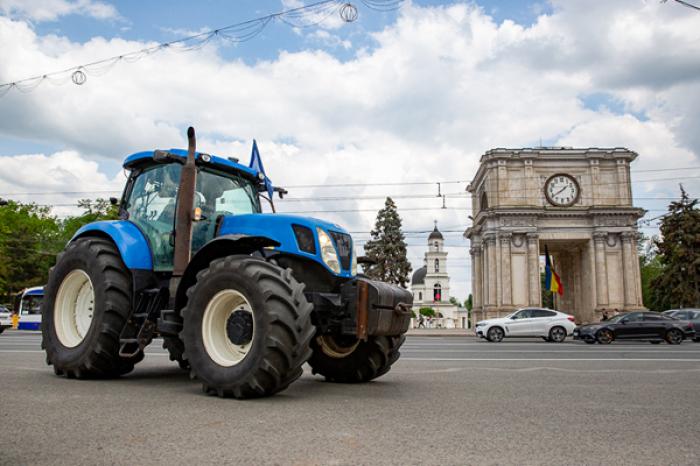 FERMIERII AU RĂMAS NEMULȚUMIȚI DE ÎNTÂLNIREA CU PREMIERUL ȘI NU EXCLUD CĂ AUTORITĂȚILE DOAR TĂRĂGĂNEAZĂ TIMPUL