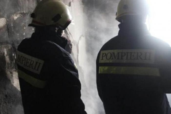 POMPIERII AU SALVAT LA BĂLŢI UN BĂRBAT DE LA INCENDIU