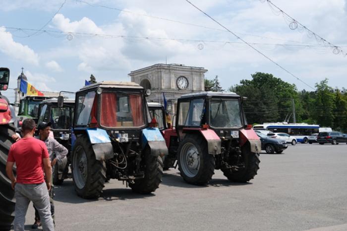 (VIDEO) FERMIERII AU SUSPENDAT PROTESTELE PÂNĂ LA 1 AUGUST, DAR AU RĂMAS NEMULȚUMIȚI DE DECIZIA GUVERNULUI