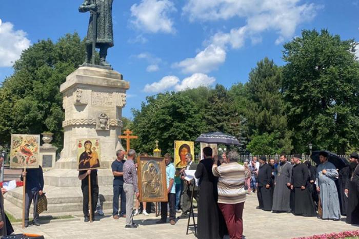 (VIDEO) UN GRUP DE CREDINCIOȘI ORTODOCŞI A ORGANIZAT ÎN CENTRUL CHIȘINĂULUI O ACȚIUNE DE PROTEST ÎMPOTRIVA DOCUMENTELOR DIGITALE