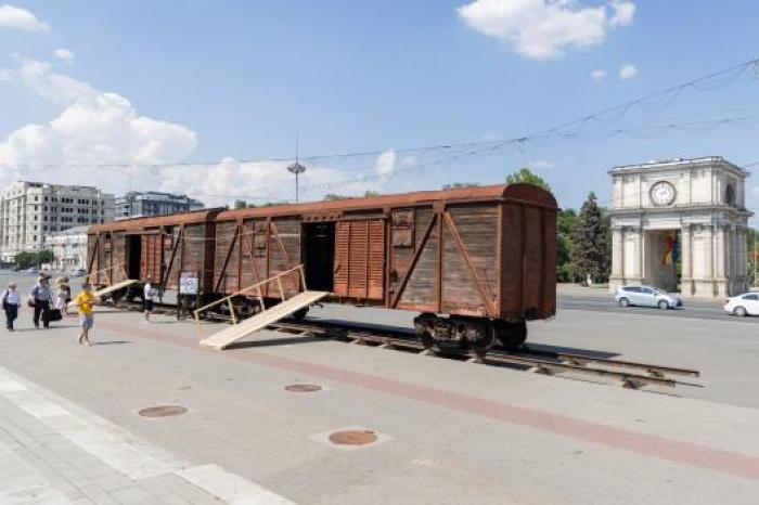 Expoziția „Basarabeni în Gulag”, desfășurată în Piața Marii Adunări Naționale, în memoria victimelor celui de-al doilea val de deportări staliniste va putea fi vizitată până la 30 iulie