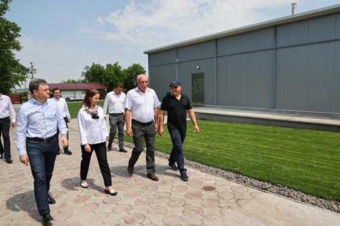 Prim-ministrul Dorin Recean a vizitat o fabrică de producere a mezelurilor din satul Domulgeni