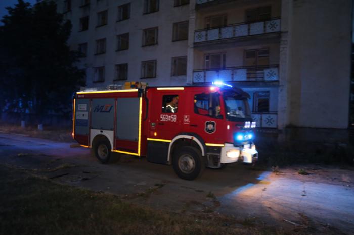 SALVATORII ŞI-AU PERFECŢIONAT LA EXERCIȚII ABILITĂŢILE DE STINGERE A INCENDIILOR ÎNTR-O CLĂDIRE CU CINCI ETAJE