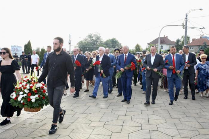 COMUNIȘTII ȘI SOCIALIȘTII AU DEPUS FLORI LA MEMORIALUL „ETERNITATE”