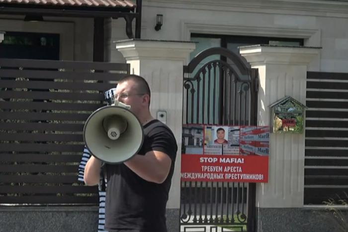 ПРАВОЗАЩИТНИК ПРОВЕЛ ФЛЭШ-МОБ У ДОМА, ГДЕ ЖИВЕТ «КОНТРАБАНДИСТ, ОСУЖДЕННЫЙ В БЕЛЬГИИ»