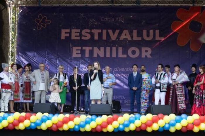 La Chișinău s-a desfășurat cea de-a XXII-a ediție a Festivalului Etniilor. Secretara de stat a Cancelariei de Stat, Ana Calinici: „Guvernul va continua să dezvolte programe în sprijinul minorităților etnice, inclusiv programe de studiere a limbii române”